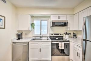 O bucătărie sau chicinetă la Family Friendly Oceanfront Condo with Pool!