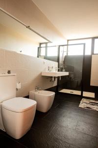 łazienka z toaletą i umywalką w obiekcie CASA LA BOCAINA - private villa with panorama & ocean view w mieście Villaverde +33 zdjęcia