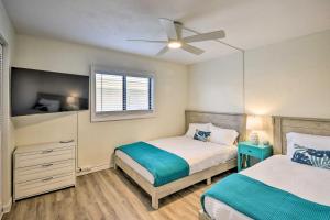 Un pat sau paturi într-o cameră la Family Friendly Oceanfront Condo with Pool! +23 fotografii