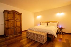 sypialnia z łóżkiem i drewnianą szafką w obiekcie CASA LA BOCAINA - private villa with panorama & ocean view w mieście Villaverde