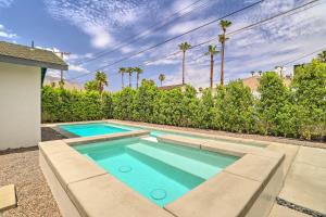 una piscina en el patio trasero de una casa en Palm Springs Retreat with Private Pool and Spa!, en Palm Springs