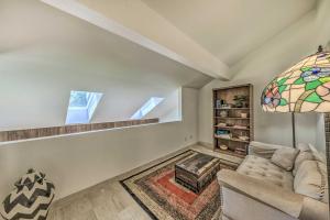 Χώρος καθιστικού στο Cozy Cloudcroft Townhome about 1 Mi to Burro Ave!