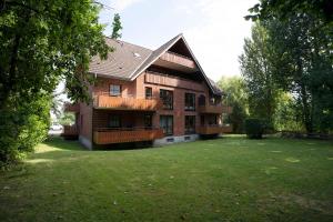 un gran edificio de ladrillo con un gran patio delante de él en Haus am Kurpark Scharbeutz Wohnung 3, en Scharbeutz