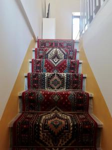 un ensemble de trois monte-escaliers recouverts de moquette dans l'établissement B&B Nonno Loreto, à Celano