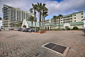 un parking en face d'un grand bâtiment dans l'établissement Sunny Daytona Beach Gem with Ocean Views!, à Daytona Beach