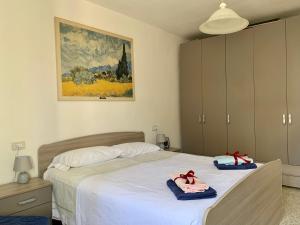 een slaapkamer met een bed met twee handdoeken erop bij B&B Nonno Loreto in Celano