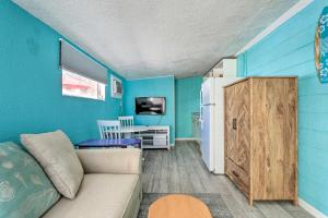 uma sala de estar com paredes azuis e um sofá e um frigorífico em Siesta Key Village Studio on Canal Near Beach em Sarasota