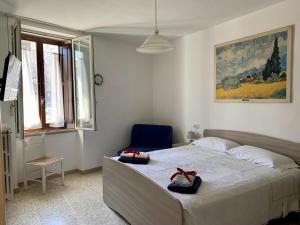 - une chambre avec un lit et une chaise bleue dans l'établissement B&B Nonno Loreto, à Celano