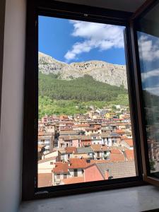 Vista generica sulle montagne o vista sulle montagne dall'interno della casa vacanze