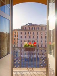 een raam met een pot bloemen op een balkon bij Sunny Guest House in Rome