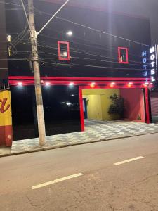 un edificio con un garaje con luces rojas. en HOTEL SKALA, en São Paulo