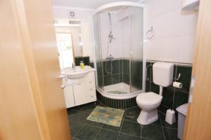 Ein Badezimmer in der Unterkunft Apartments Marin