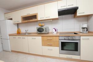 Kuchyň nebo kuchyňský kout v ubytování Apartments Marin