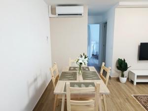 TV a/nebo společenská místnost v ubytování BAJ - Apartamentos en Playa Bajondillo, Torremolinos