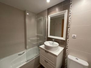 A bathroom at B28 - Resid. La Coma 2º - Villmor Még 17 kép