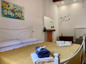 1 dormitorio con 1 cama con toallas en B&B Nonno Loreto, en Celano