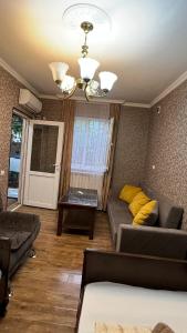 sala de estar con sofá y mesa en Guest House - Avlabari en Tiflis