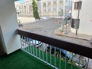 - un balcon donnant sur une rue dans l'établissement Superbe appartement au centre de la capitale, à Rabat