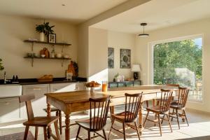 - une cuisine avec une table et des chaises en bois dans l'établissement Luxury Pyrenees Villa, Tourmalet, gardens, gym, à Adast
