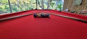 Una mesa de billar roja con cuatro pelotas. en La Belle Cliff View en Ao Nang Beach