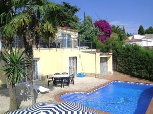 Piscina en o cerca de Villa - 5 Bedrooms with WiFi and Sea views young people group not allowed - 07942