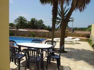 Piscina en o cerca de Villa - 5 Bedrooms with WiFi and Sea views young people group not allowed - 07942