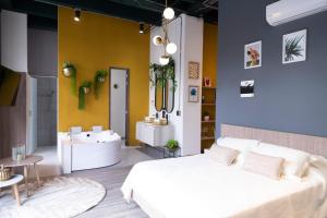 1 dormitorio con cama, bañera y lavamanos en Royal Living, en Medellín