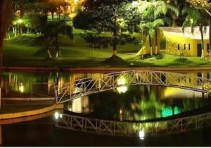 アグアス・デ・リンドイアにあるVista da Serra Pousada de Águasの夜の水上橋