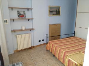 małą sypialnię z łóżkiem i grzejnikiem w obiekcie Casa Mauri w Asti