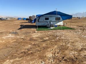埃拉特的住宿－קרוואן על החוף，泥土中的一个帐篷
