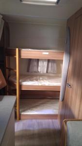 um armário com uma cama num quarto em קרוואן על החוף em Eilat
