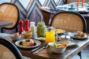 Una mesa con platos de comida y bebidas sobre ella. en Fontinha Porto, Trademark Collection by Wyndham, en Oporto 74 fotos más