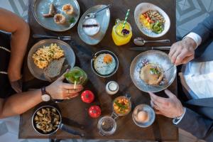 un grupo de personas sentadas a una mesa con comida en Fontinha Porto, Trademark Collection by Wyndham, en Oporto