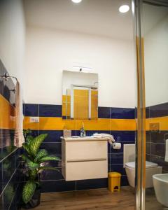 bagno con lavandino, servizi igienici e specchio di Filoblu appartamento Formia a Formia