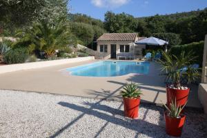 una piscina con plantas frente a una casa en Ailleurs Land - Provence, en Néoules