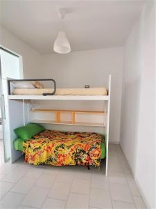 ein Schlafzimmer mit einem Etagenbett in einem Zimmer in der Unterkunft Affittacamere Casa Cynda in Follonica