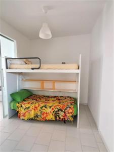 sypialnia z łóżkiem piętrowym w pokoju w obiekcie Affittacamere Casa Cynda w mieście Follonica
