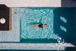 una persona che nuota in una piscina di Milestones Naxos a Naxos Chora