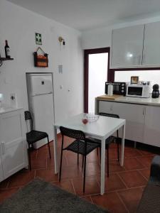 Kuchyň nebo kuchyňský kout v ubytování DieAna I Alojamento Vila Viçosa