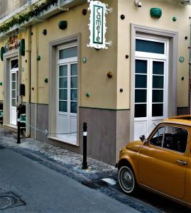 un coche amarillo estacionado frente a un edificio en B&B Les Saisons de Jade, en Nocera Superiore