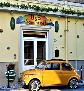 un coche amarillo estacionado frente a un edificio en B&B Les Saisons de Jade, en Nocera Superiore