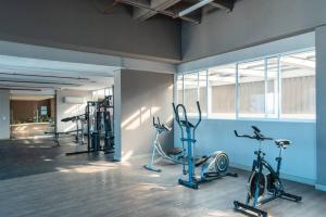a gym with several exercise bikes in a room at Acogedor Apartamento Familiar en Santa Marta in Gaira