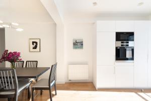 A kitchen or kitchenette at Wonderful Central Athens 2 Bedroom 2 Bath Sleeps 8