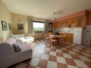 a living room with a couch and a kitchen at Appartamento Mimosa in Ripa Teatina