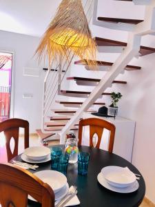 jadalnia ze stołem, krzesłami i schodami w obiekcie Antigua Bay - Casa Joana w mieście Costa de Antigua