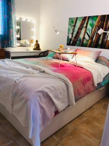 duże łóżko w pokoju z obrazem na ścianie w obiekcie Antigua Bay - Casa Joana w mieście Costa de Antigua