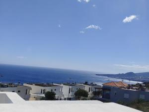 - une vue sur l'océan depuis un bâtiment dans l'établissement LUXURY DUPLEX ATLANTIC FOUR SEASONS, à Santa Cruz de Tenerife