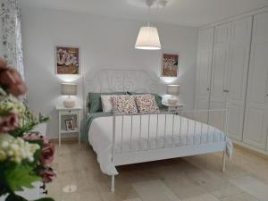Un dormitorio con una cama blanca con almohadas. en LUXURY DUPLEX ATLANTIC FOUR SEASONS, en Santa Cruz de Tenerife