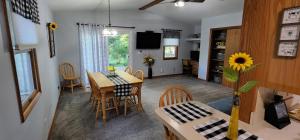 uma sala de jantar e sala de estar com mesa e cadeiras em Our Murphy Home in Murphysboro IL em Murphysboro