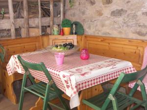 einen Tisch mit einer Obstschale darüber in der Unterkunft LES LILAS in Sainte-Marie-aux-Mines